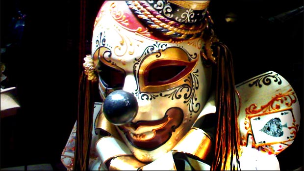 Caché sous son masque... Caché sous son masque...