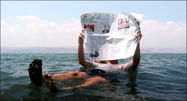 Lecture des news, pépère Lecture des news, pépère